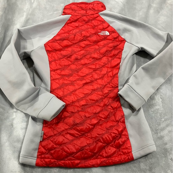 North Face Small Red Quilted Puffer Jacket - Picture 3 of 7